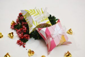 pillow box, pillow box tutorial, pillow box template, square pillo box, holiday gifting, gifting, gift wrappinf ideas, gift packing tutorial, christmas craft, paper origami, origami boxes