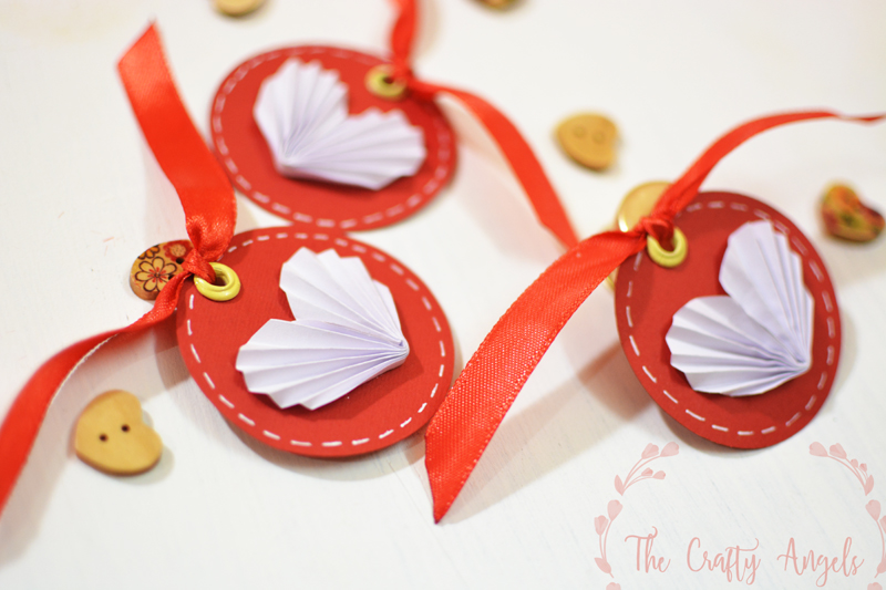 DIY accordion paper heart lov gift tags for valentines craft, accordion hearts, paper hearts, valentines day craft, valentine craft, valentines gift for her, valentines gift for her, gifting, gift packing, handmade gift tags, handmade valentines gift, handmade valentines tag, love tag, paper heart, diy paper heart, how to make heart with paper, origami paper heart, origami heart